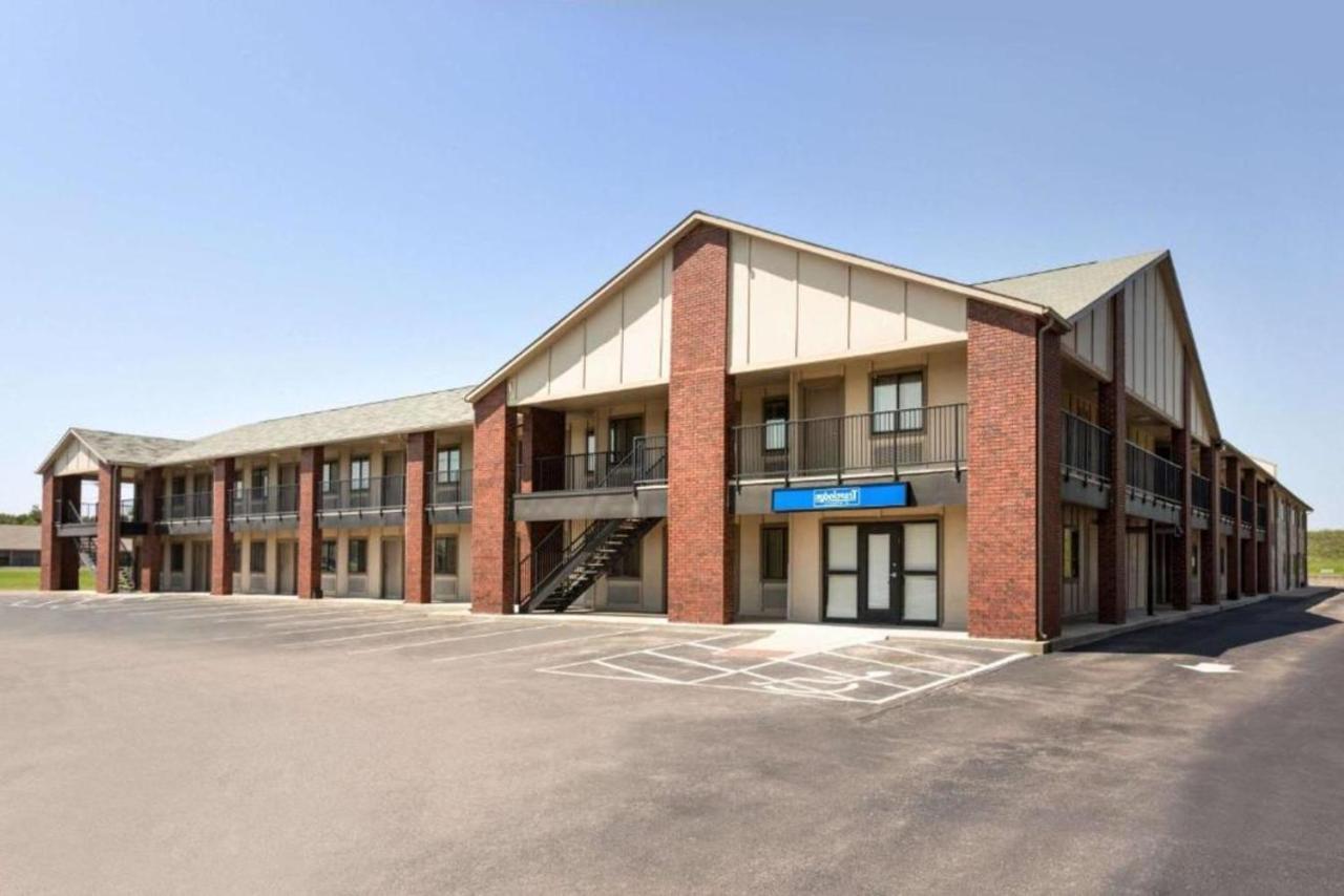 Travelodge By Wyndham Wellington Exterior photo